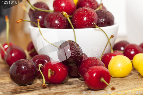 Image of maroon ripe cherries