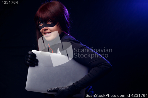 Image of Brunette thief in black gloves