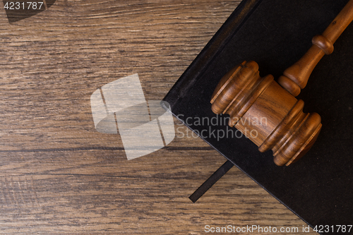 Image of Judge\'s hammer l on black notepad