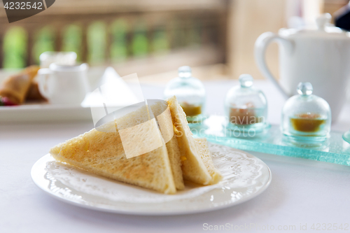 Image of plate with toast bread on table