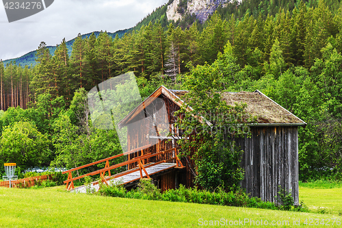 Image of old barn