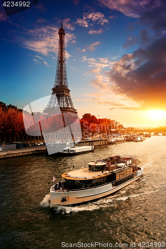 Image of Eiffel Tower in the autumn