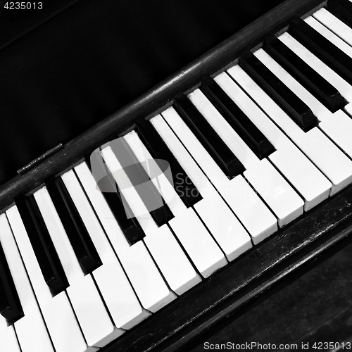 Image of Black and white piano keys