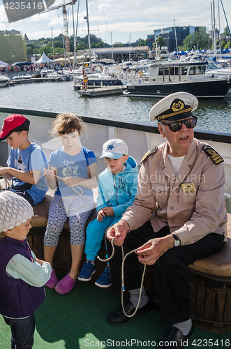 Image of Experienced sailor shows how to knit knots at the Days of the Sea in Tallinn