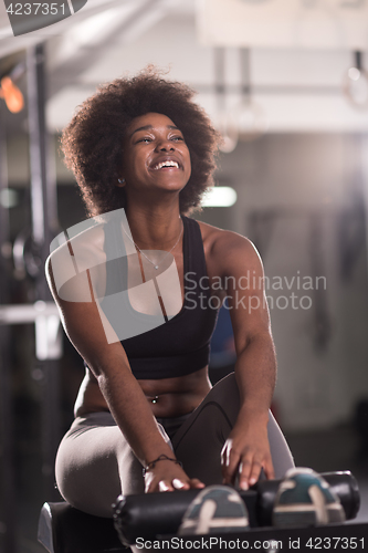 Image of black woman doing sit ups at the gym