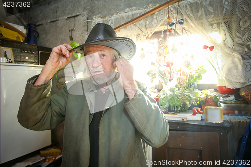 Image of Old man with hat