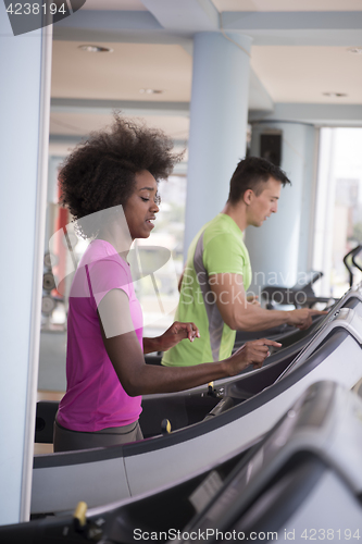 Image of people exercisinng a cardio on treadmill in gym