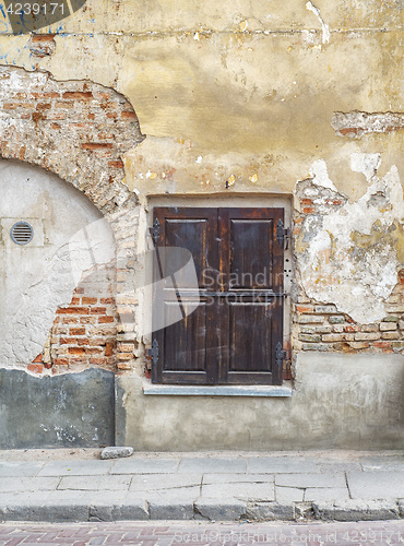 Image of abandoned cracked brick wall