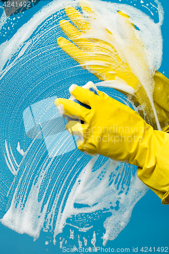 Image of Man washes in rubber gloves