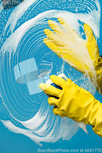 Image of Man washes glass with foam