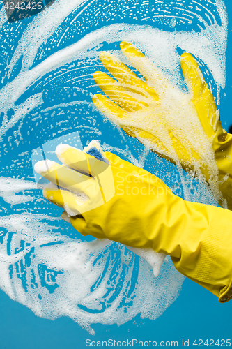 Image of Person washes window with foam