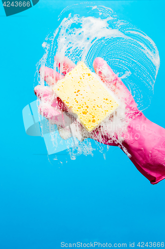 Image of Man in pink rubber gloves