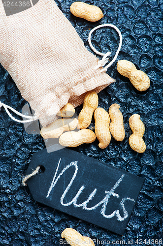 Image of dry peanuts