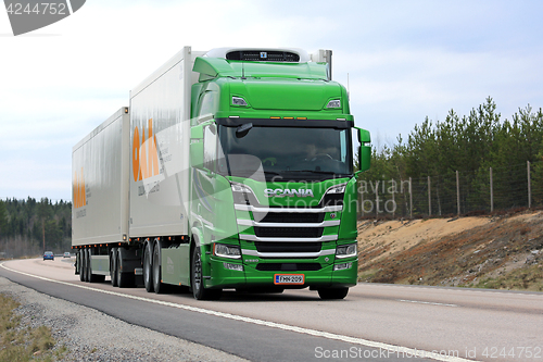 Image of Lime Green Next Generation Scania R580 for Temperature Controlle