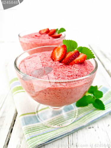 Image of Jelly air strawberry with mint in bowl on board