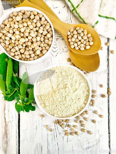 Image of Flour chickpeas in white bowl with peas on board top