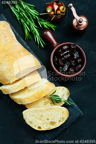 Image of bread with olives