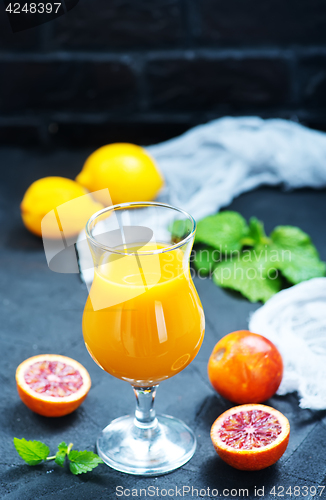 Image of orange juice and orange