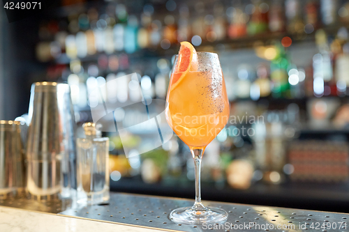 Image of glass of grapefruit cocktail at bar