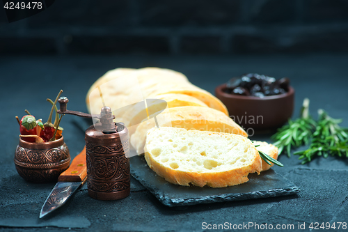 Image of bread with olives