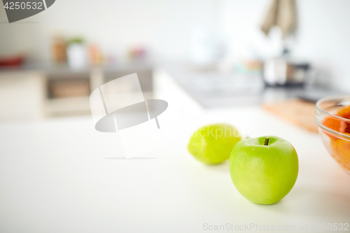 Image of apple on home kitchen table