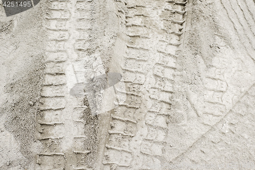 Image of tyre tracks on the white sand