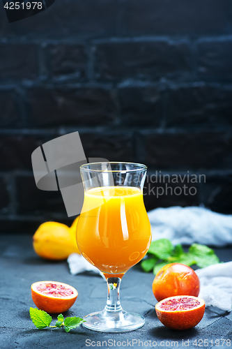 Image of orange juice and orange