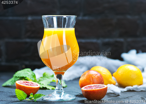 Image of orange juice and orange