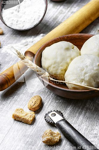 Image of dough with flour and rolling pin