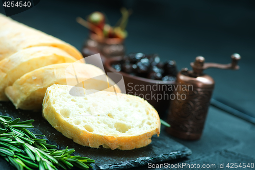 Image of bread with olives