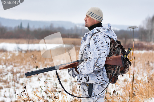 Image of hunter on the snowy field