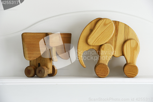 Image of two wooden elephant sculptures 