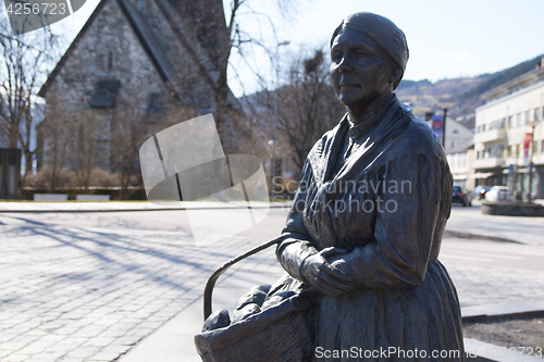 Image of Bronze Woman Statue in Voss