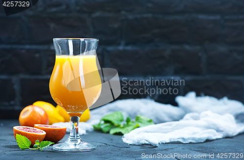 Image of orange juice and orange
