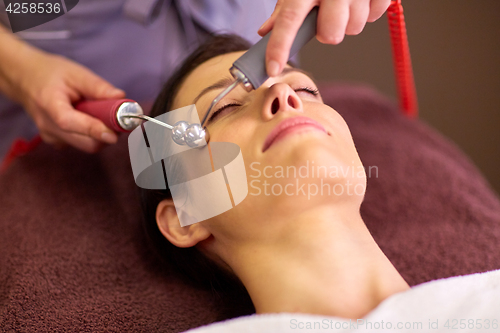 Image of woman having hydradermie facial treatment in spa