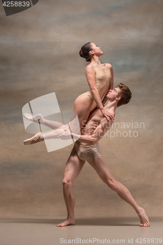 Image of Couple of ballet dancers posing over gray background