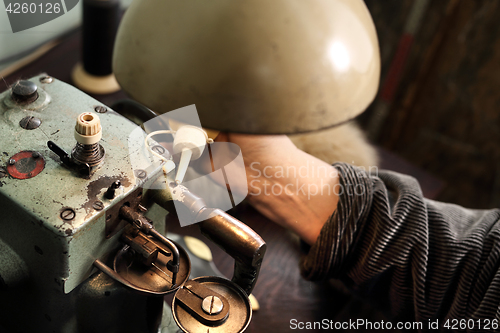 Image of Maintenance of the sewing machine.