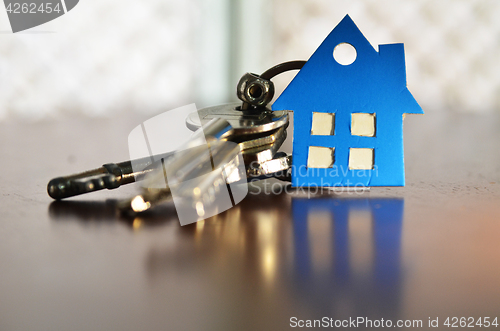 Image of Bunch of keys with house shaped cardboard