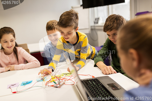 Image of kids with invention kit at robotics school