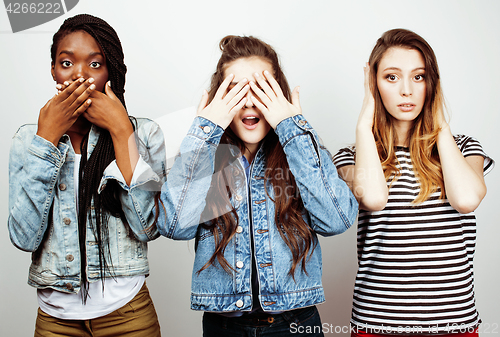 Image of diverse multi nation girls group, teenage friends company cheerful having fun, happy smiling, cute posing isolated on white background, lifestyle people concept, african-american and caucasian 