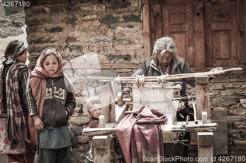 Image of Weaving outside in Nepal