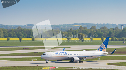 Image of Airliner Boeing 767 of United Airlines taxiing in Munich airport