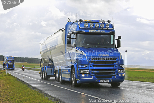 Image of Conventional Scania T580 Forsgards on Rainy Highway