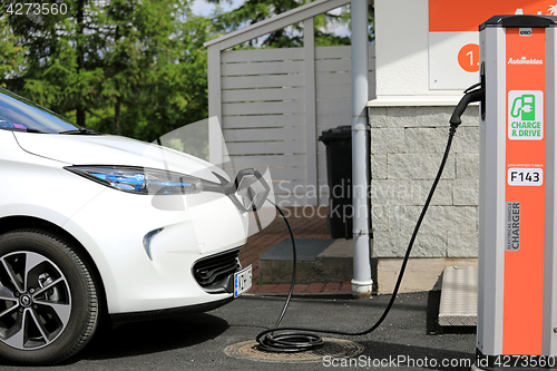 Image of Renault Zoe Electric Car Charging Detail