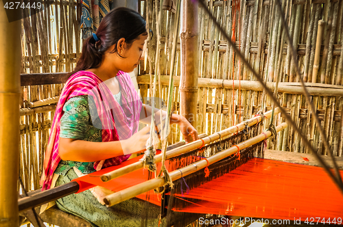 Image of Weaving woman in Bangladesh