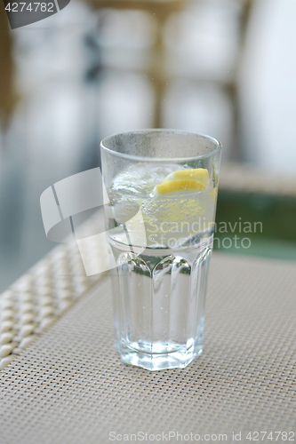 Image of a glass of carbonated water and a lemon