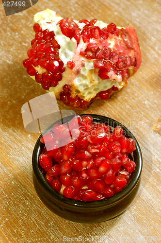 Image of broken ripe pomegranate fruit and seeds