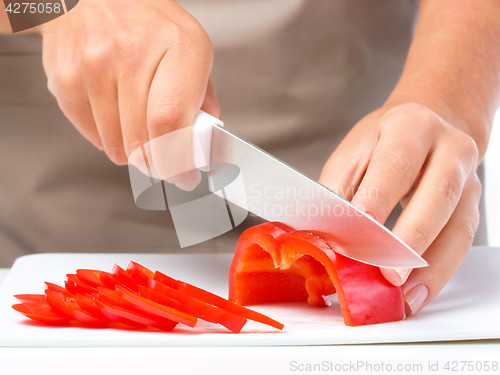 Image of Cook is chopping bell pepper