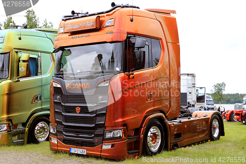 Image of Brown Customized Scania S580 of Martin Pakos Show Truck