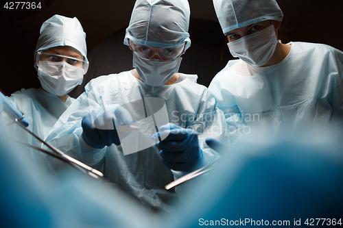 Image of Photo of surgeons with corncangs
